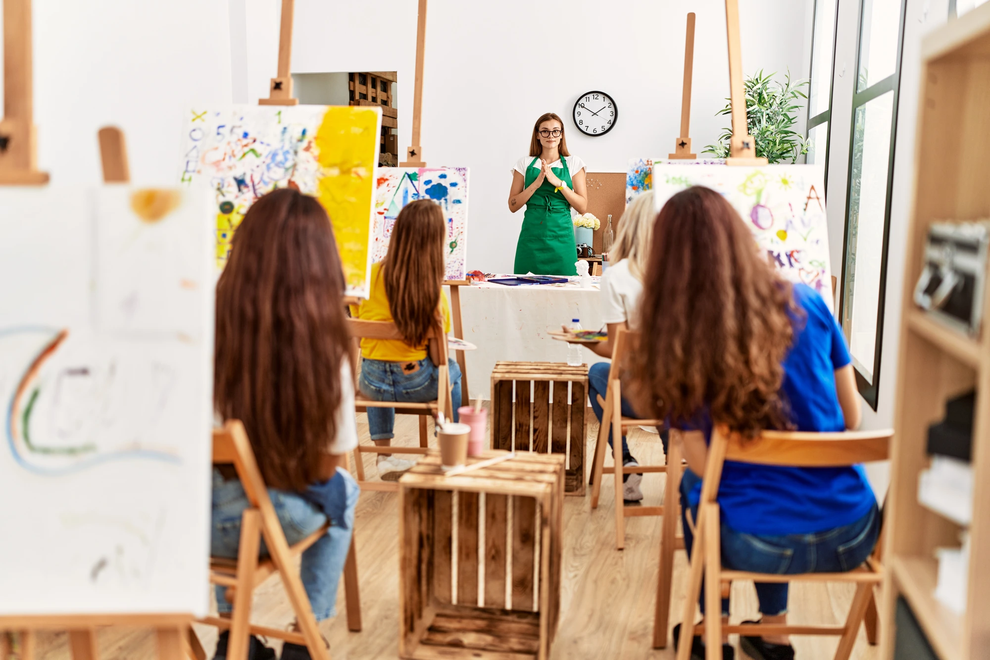 Grupo en una clase de pintura en un taller de arte